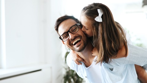 petite fille qui fait un calin à son papa pour la fête des pères
